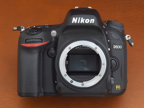 正面から見ると「D700」に比べてコンパクトになっている