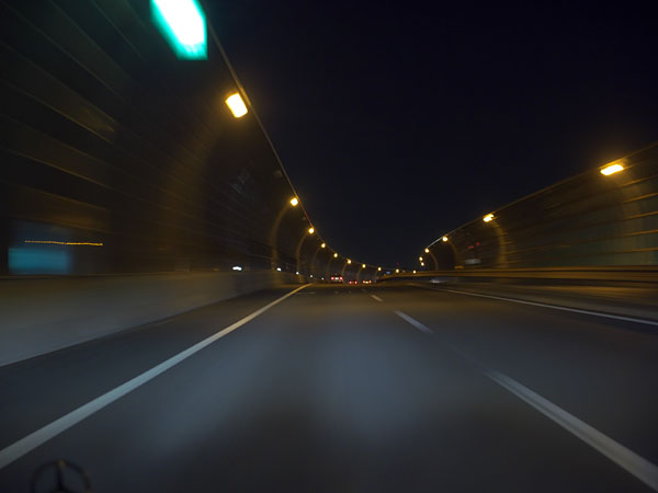 夜の高速道路