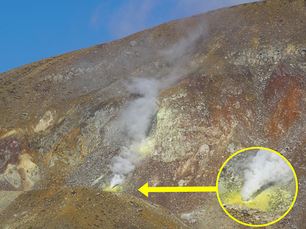 吾妻小富士山頂から見た一切経山噴気