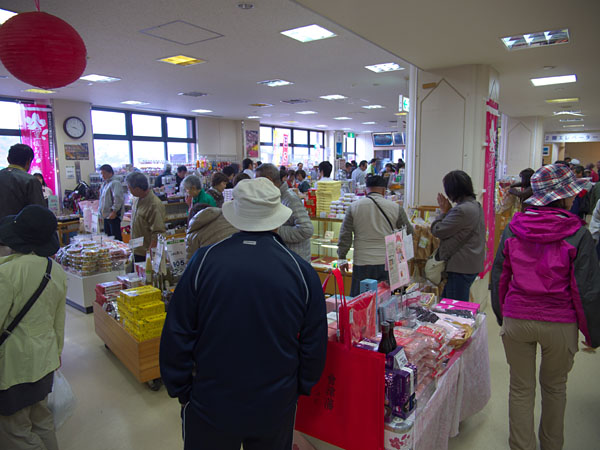 浄土平レストハウスの売店エリア