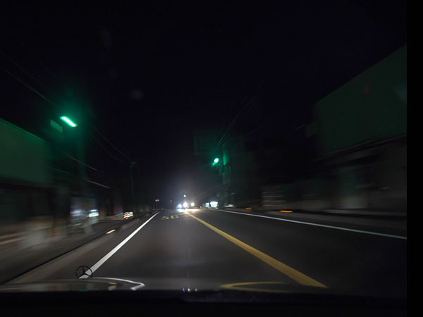 夜の一般道をひた走る