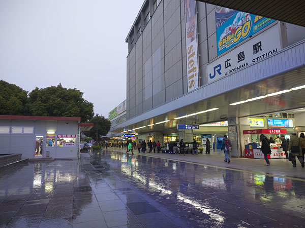 雨の降る広島駅