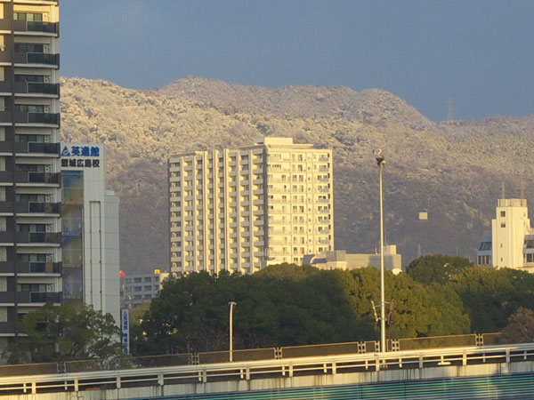 山肌は真っ白
