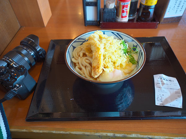 とろ玉うどん(大)にかしわを載せて食べる