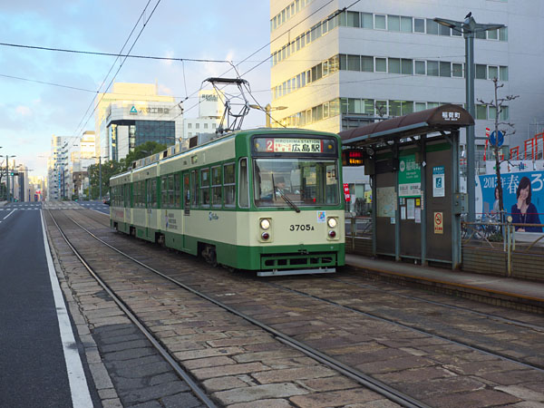 路面電車を撮影しながら広島駅へ向かう