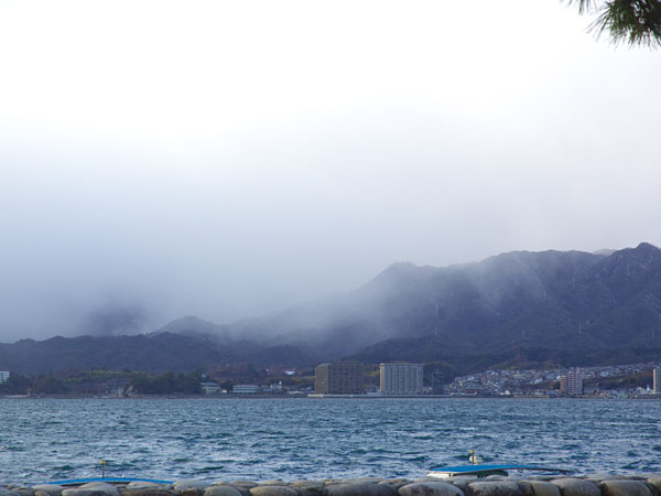 対岸の怪しい雲