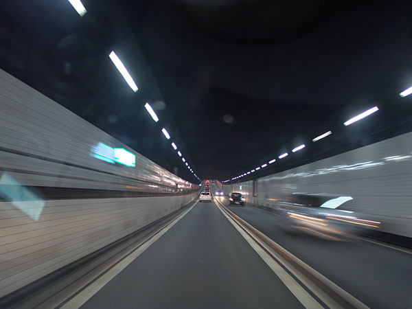 関門トンネル内を走行