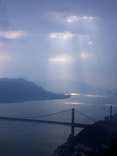 雲の合間から陽が差す