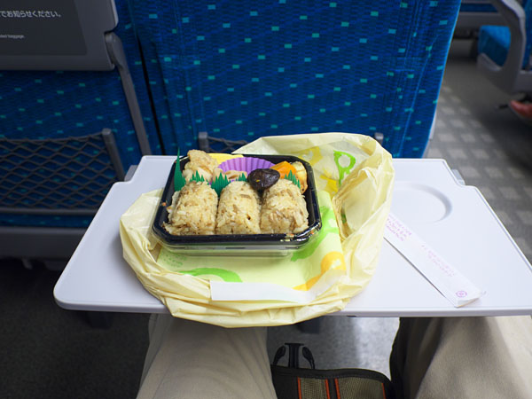 さっそく弁当を食べる