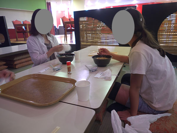 麺をすする