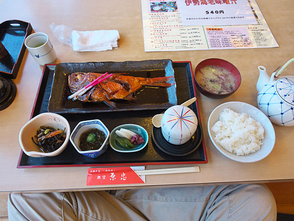 期待を裏切る小ぶりなキンメダイの煮付定食