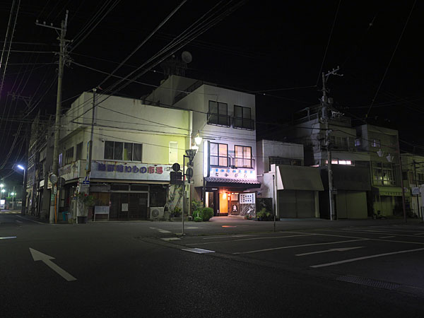 夜の下田の街
