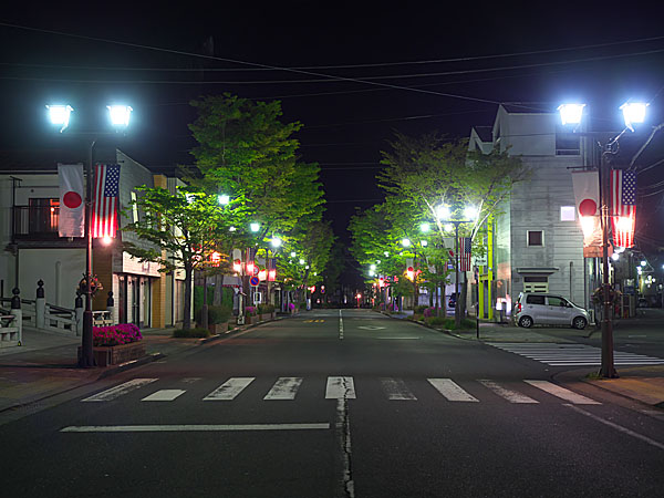 夜の下田の街