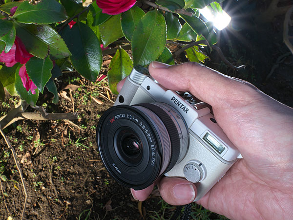 広角ズームを装着したPENTAX Q